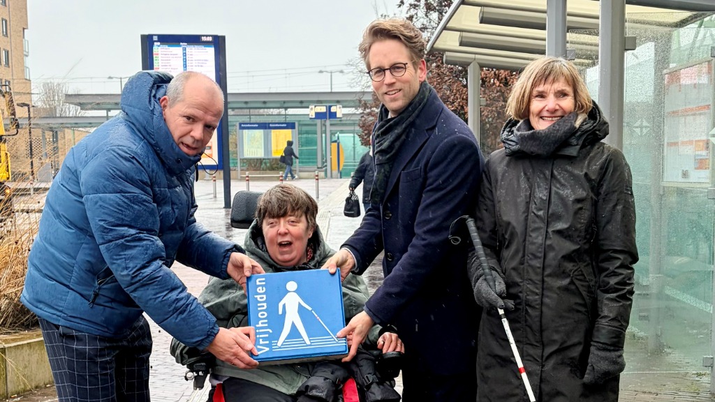 ‘Houd de lijnen vrij’-tegel geplaatst bij Station