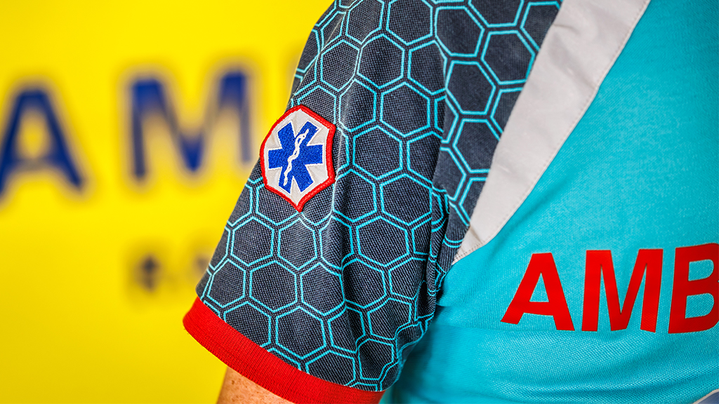 Auto raakt van weg en botst op fietser