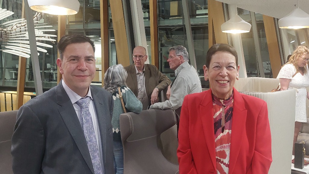 Man en vrouw, moeder en zoon: familieleden gaan samen de Alphense gemeenteraad in