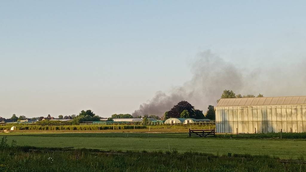 Grote brand in bijgebouw bij loods aan de Insteek in Boskoop