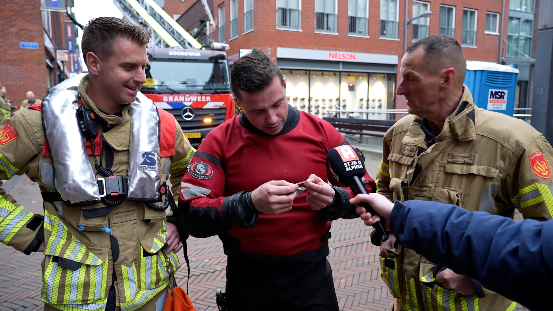 Geluk uitdelen in de vorm van gelukskoekjes in het kader van de warme kerstboodschap