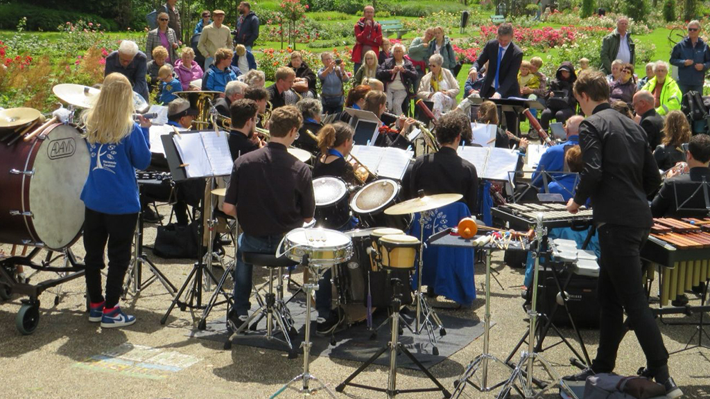 Zomerorkest Harmonie Excelsior geeft concert in Tuinen van Boskoop