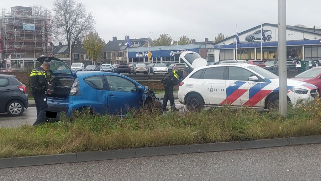 Bestuurder auto rent weg na botsing tegen stoplicht