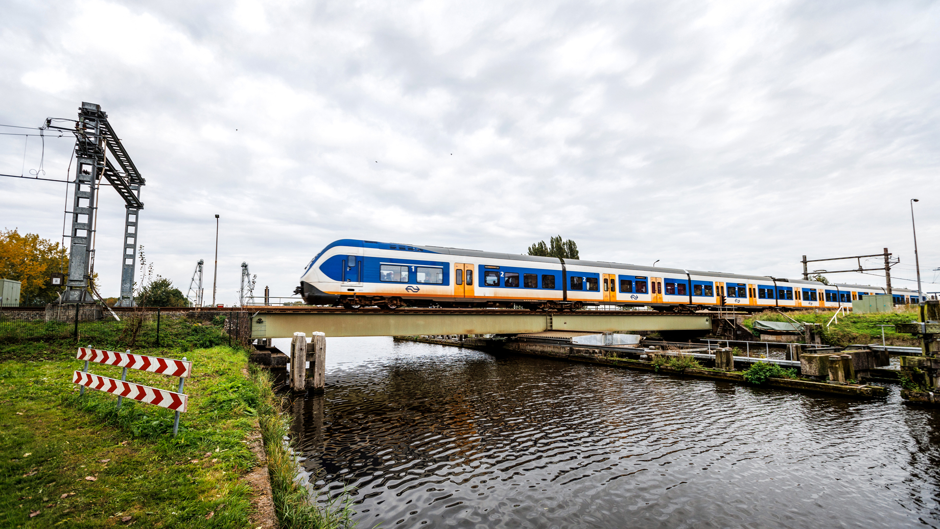 Langste operatie ooit aan 147 jaar oude spoorbrug: ‘De rek is er echt uit’