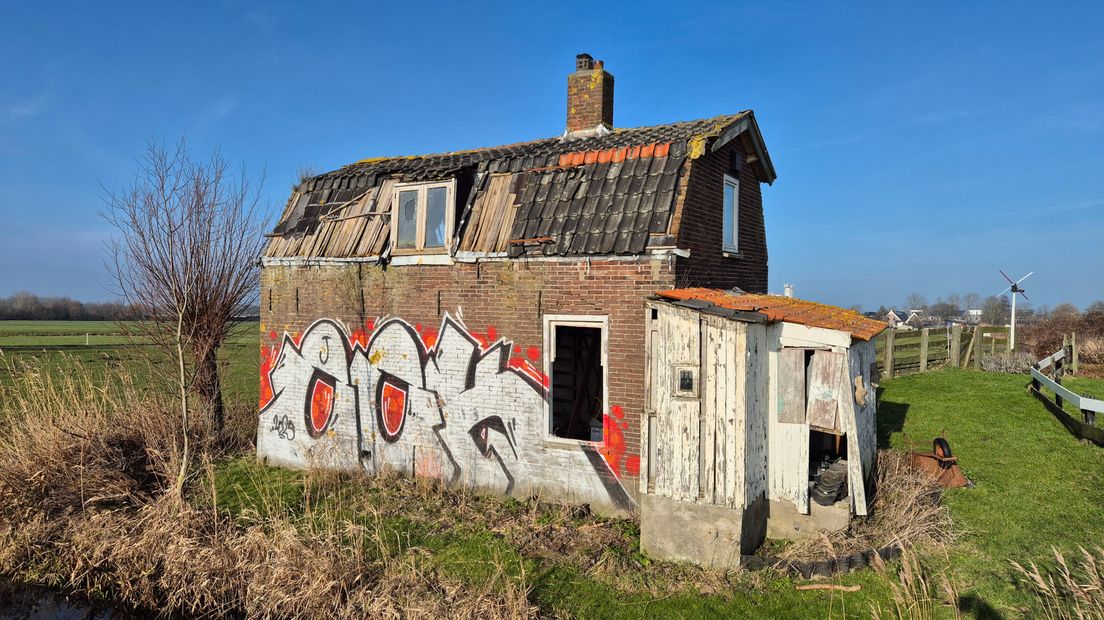 Ernstig verzakt huis eigenlijk al jaren rijp voor sloop: ‘Geen water, geen gas, geen elektriciteit’