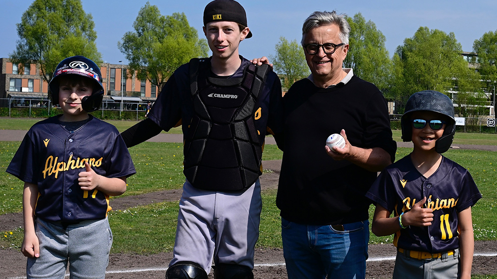 Alphense honkbal- en softbalseizoen geopend door wethouder met ceremoniële worp bij Alphians