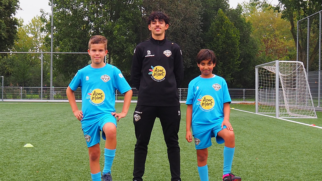 Zine Eddine (17) wil met eigen voetbalschool kinderen gelijke kansen geven voor ontwikkeling