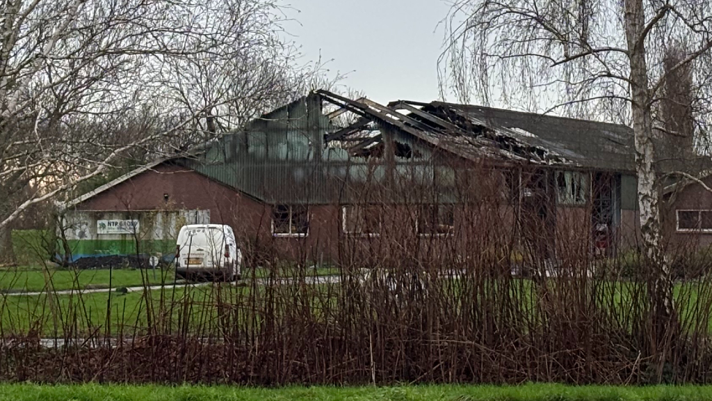 Ravage na brand in Alphen bij daglicht goed zichtbaar: ‘Alleen gedeelte van achterkant staat nog overeind’