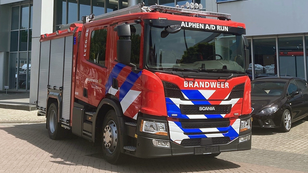 Grote brand legt loods in de as, gebouw in lichterlaaie door vlammenzee