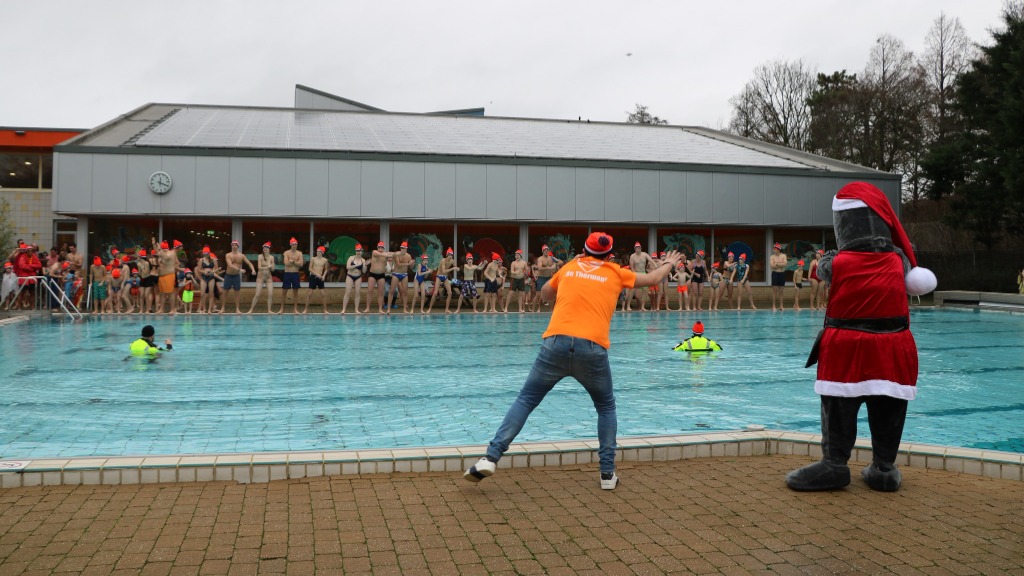 Nieuwe jaar start met duik in buitenbad De Hoorn en Zegerplas