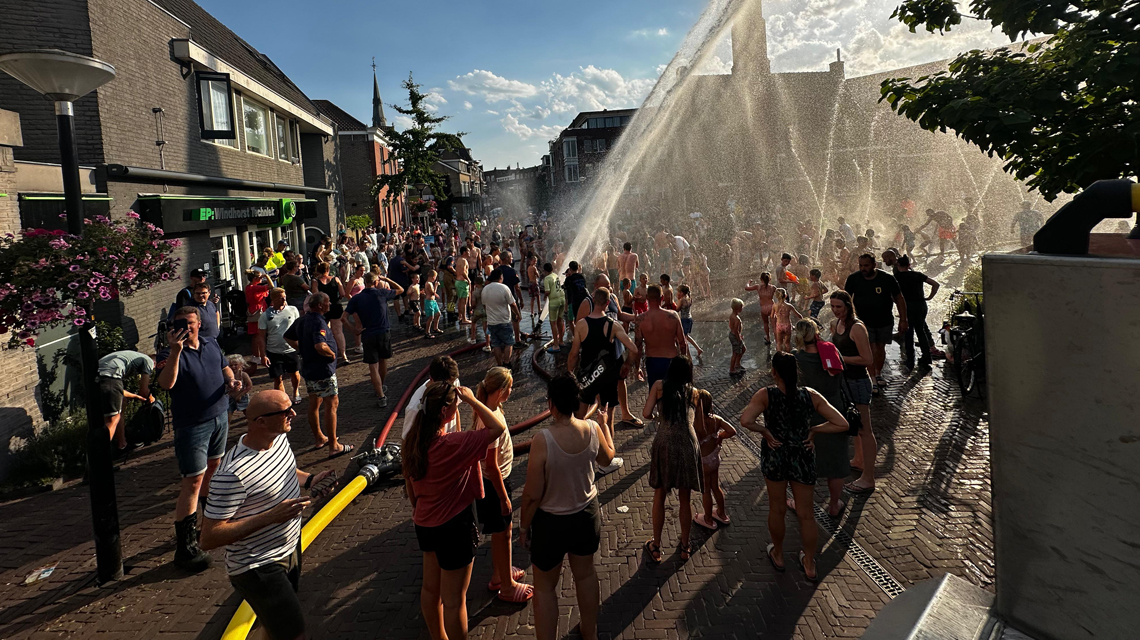 Dolblije kinderen, kletsnatte ouders en overstroomde straat: waterspektakel zet Boskoop op stelten