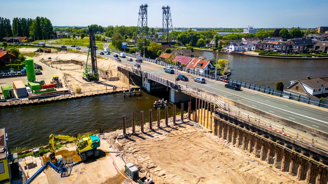Asfalt verzakt bij aanleg nieuwe brug, rijstrook op Steekterbrug voorlopig dicht