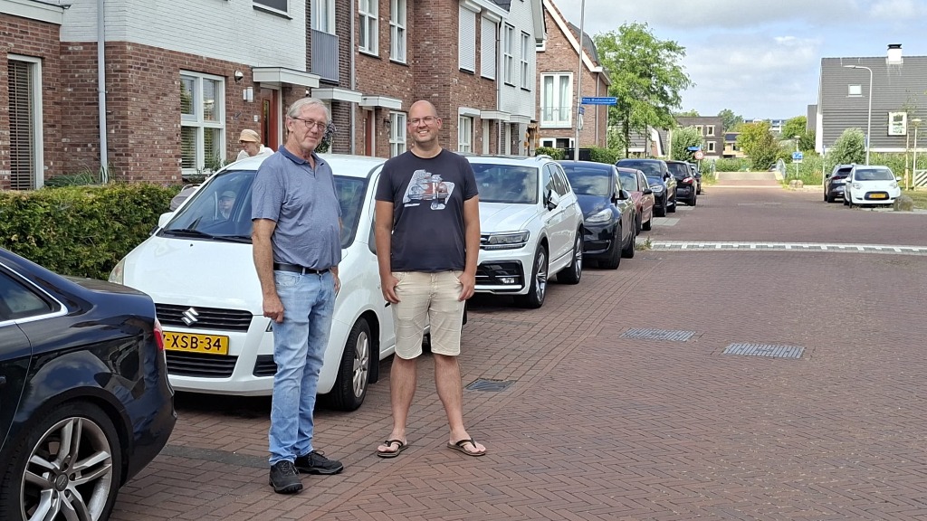 Straat klaagt al een jaar over tekort aan parkeerplaatsen, toch verdwijnen er plekken: ‘zo onlogisch’