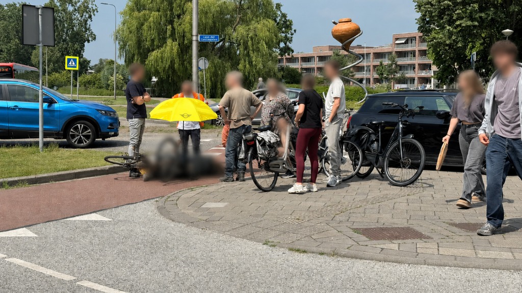 Fietser gewond na val op rotonde, omstanders schieten te hulp