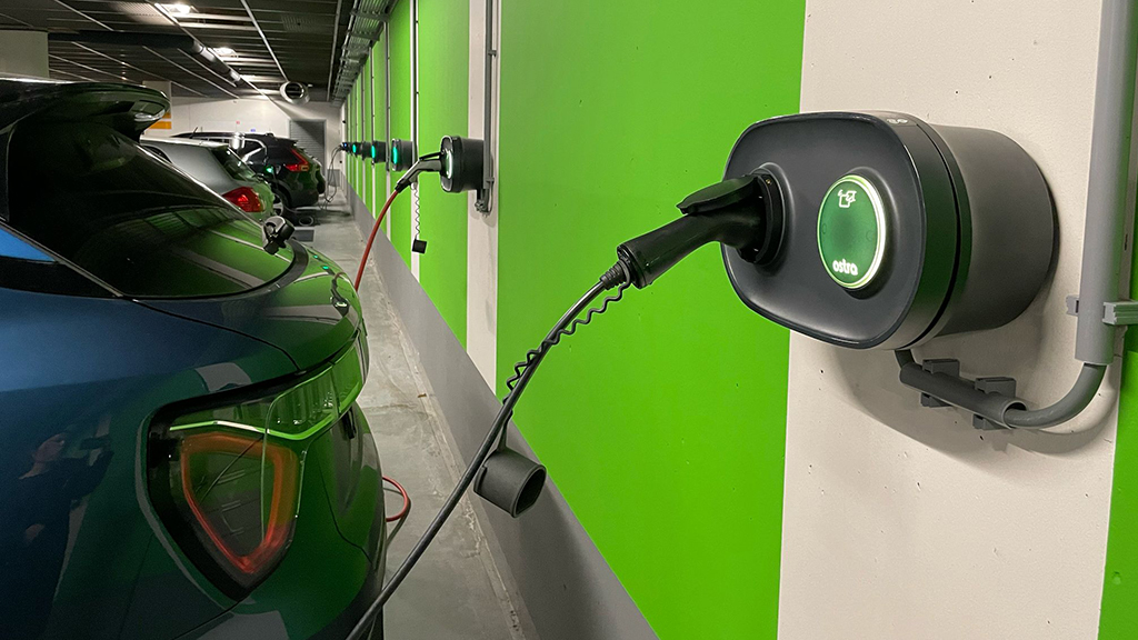 ‘Elektrische auto opladen wordt goedkoper’, ook meer laadpalen op komst