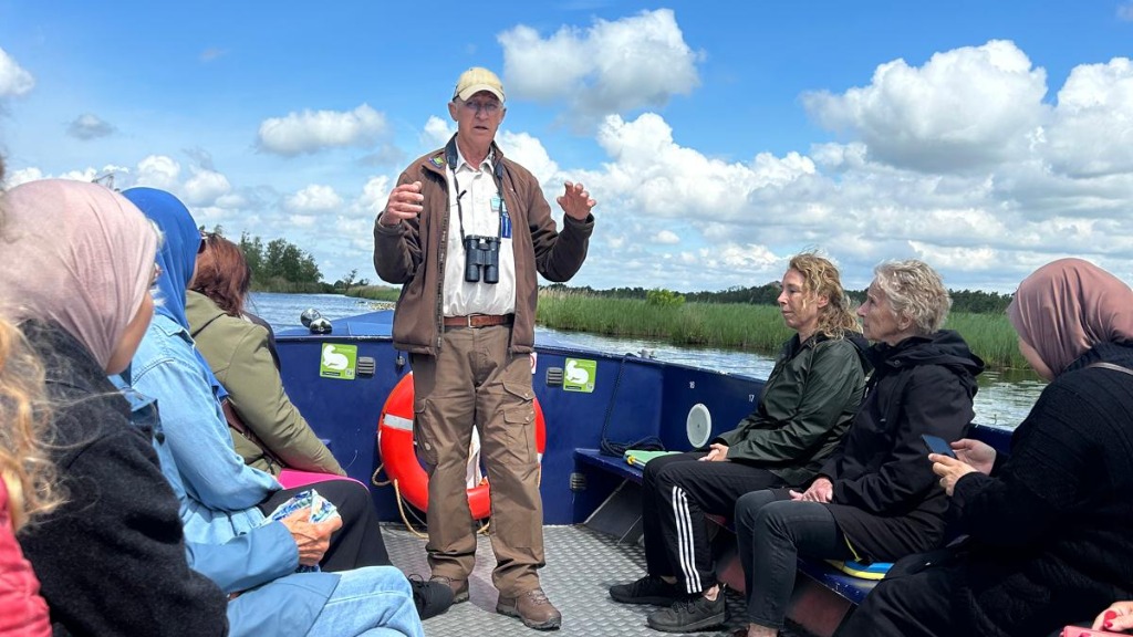 Mantelzorgers maken vaartocht over Nieuwkoopse Plassen