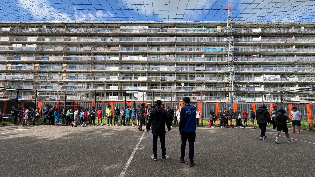 Alphense Beweegweek afgesloten met straatvoetbaltoernooi: ‘De panna’s vlogen je om de oren’