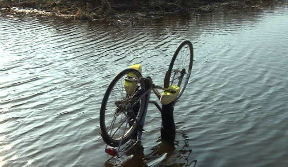 Fietser ondersteboven in sloot in Aarlanderveen