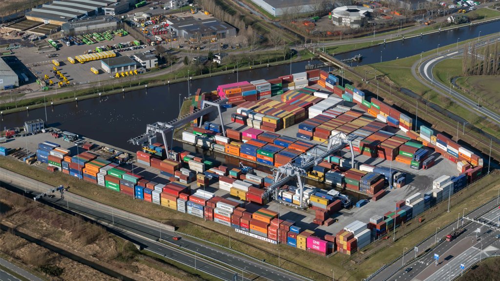 Vier hoog stapelen containers Alpherium wordt alsnog permanent ...
