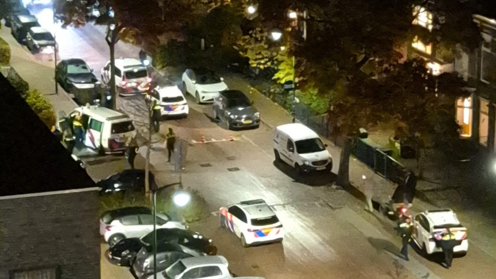 Politieauto’s botsen op elkaar bij achtervolging, 20-jarige man alsnog aangehouden