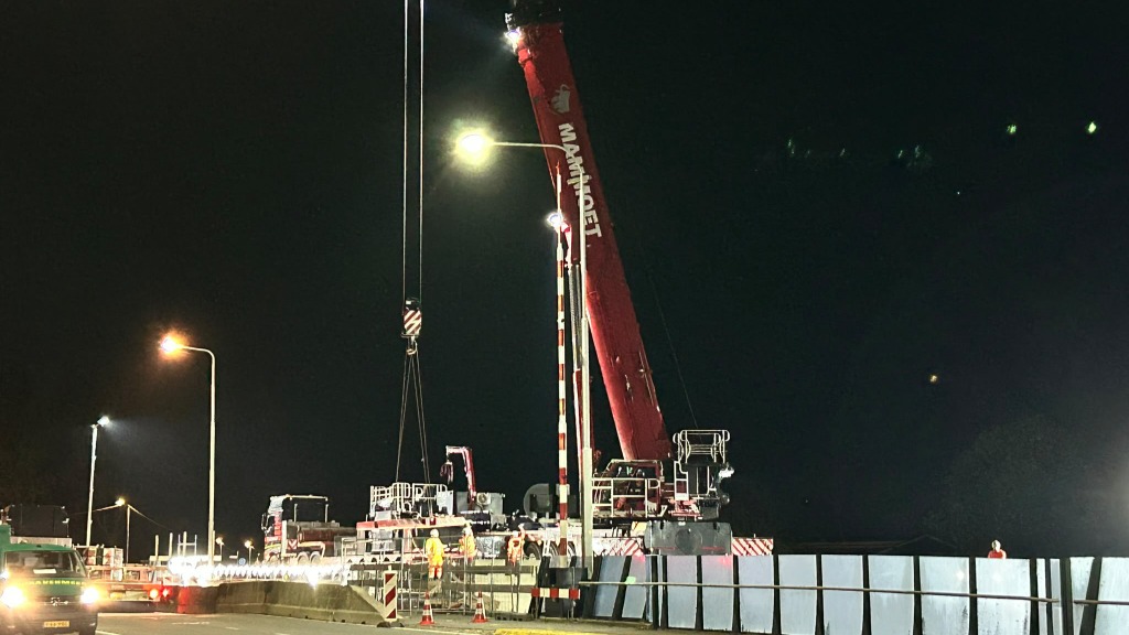 Eerste liggers voor brugdeel Steekterbrug geplaatst, vannacht opnieuw afsluiting