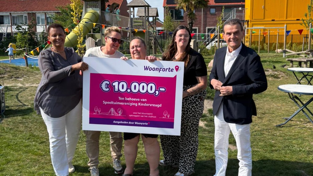 Dansende Gerard van As in speeltuin bij laatste officiële handeling als wethouder
