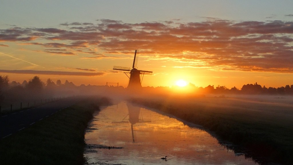 Rennen rond Aarlanderveen tijdens Drie Molenloop op Tweede Paasdag