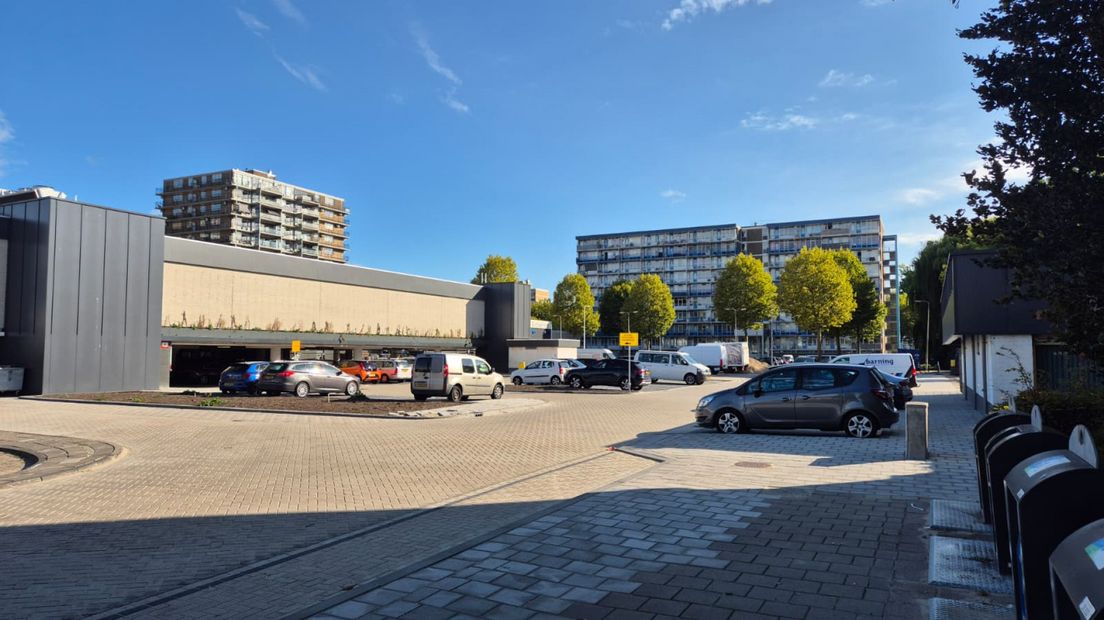 Bewoners nieuwe woontoren moeten bij winkelcentrum Ridderhof gaan parkeren, zorgen over parkeerdrukt
