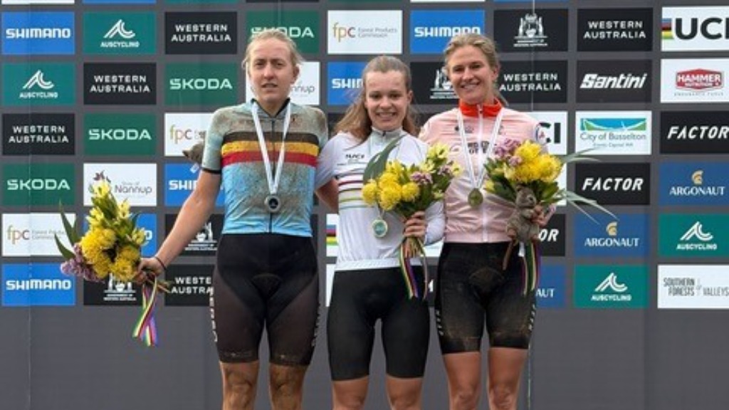 ‘Ik vind het nog steeds onwerkelijk’: Roxanne Takken wereldkampioen gravel