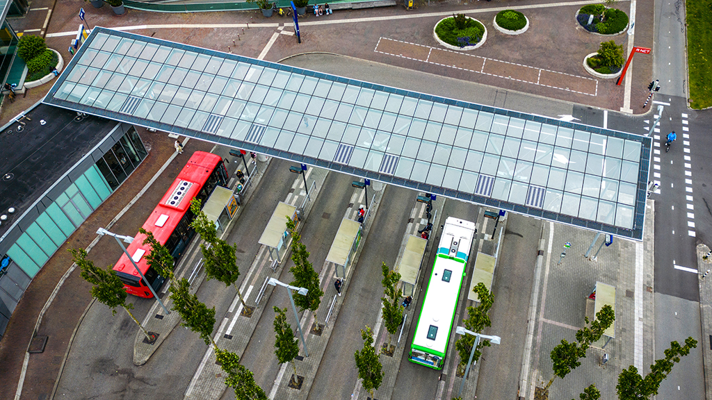 Grote luifel boven busstation niet sterk genoeg om storm te doorstaan ...